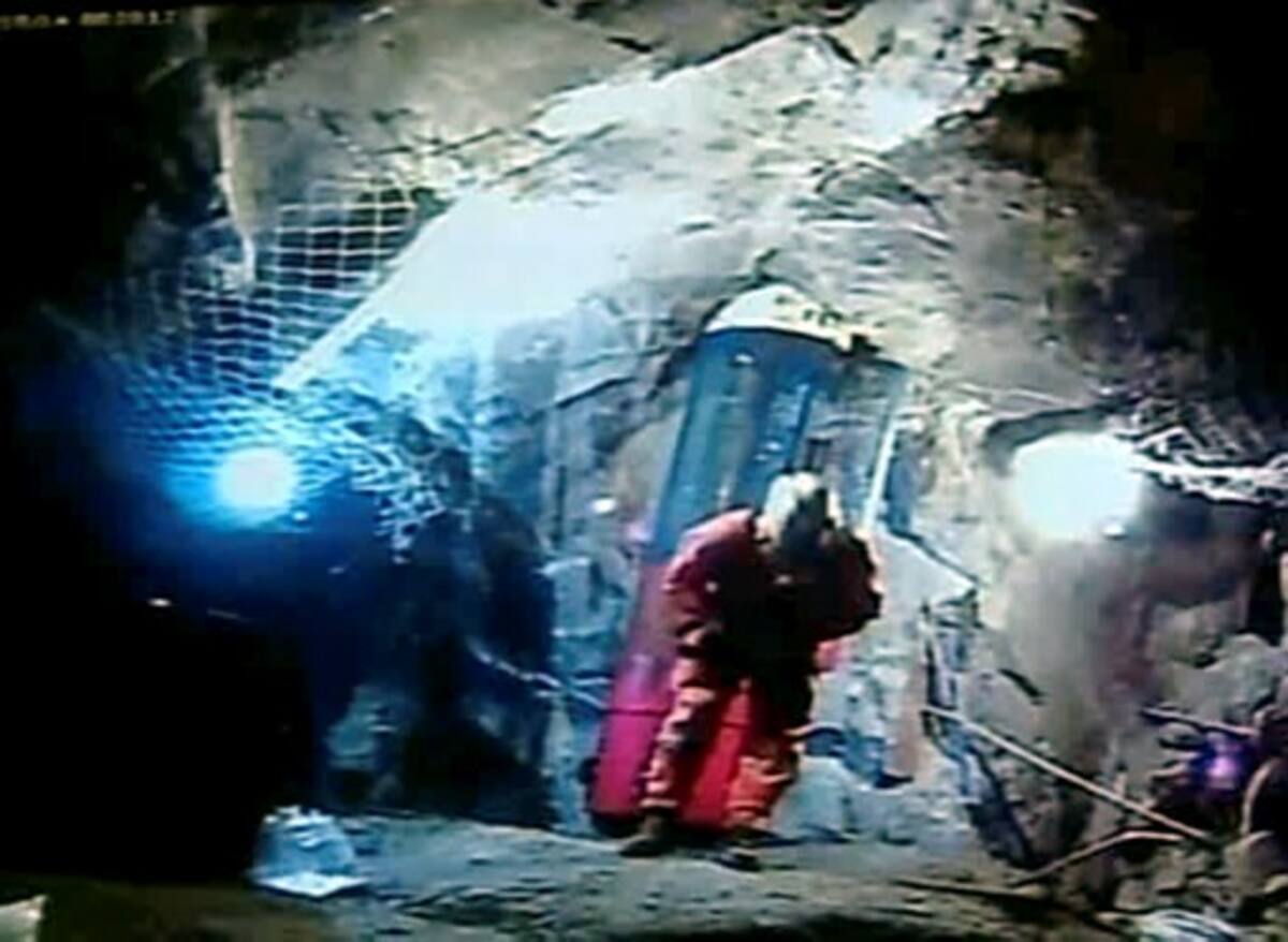 El rescatista Manuel González fue el encargado de decirle adiós al refugio donde vivieron los 33 mineros durante 69 días.