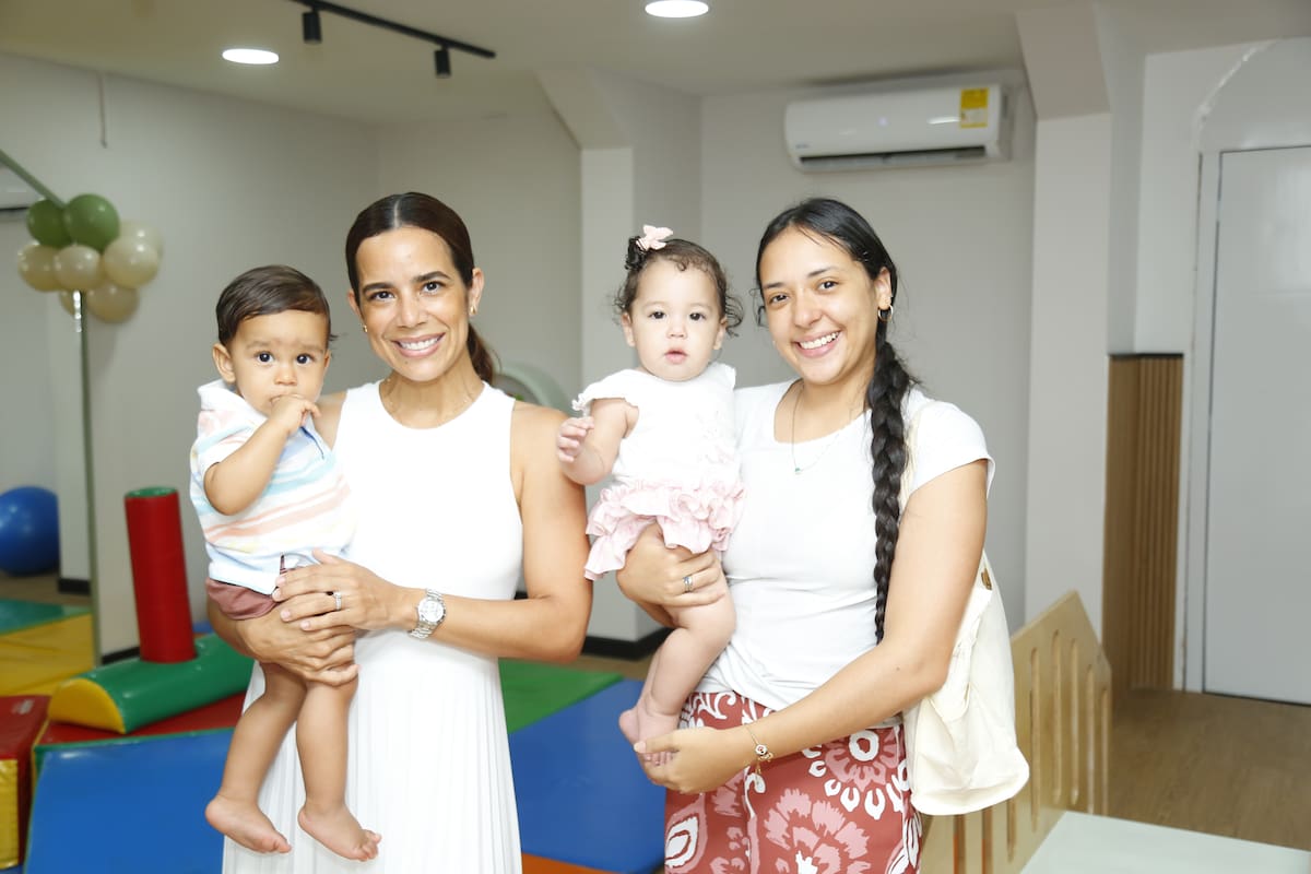 El niño Dante Tache Suárez, Kelly Suárez, la niña Aitana Ponte Villadiego y Lilian Villadiego.