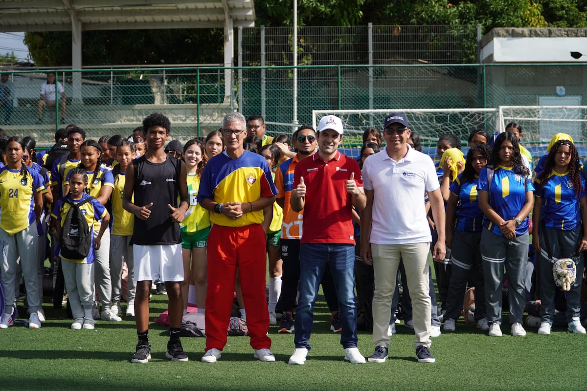 El director de Indeportes, Iván Urguijo, estuvo presente en la inauguración de la final de los Juegos Intercolegiados en deportes de conjunto que se están disputando en Baranoa, Atlántico.//Cortesía.