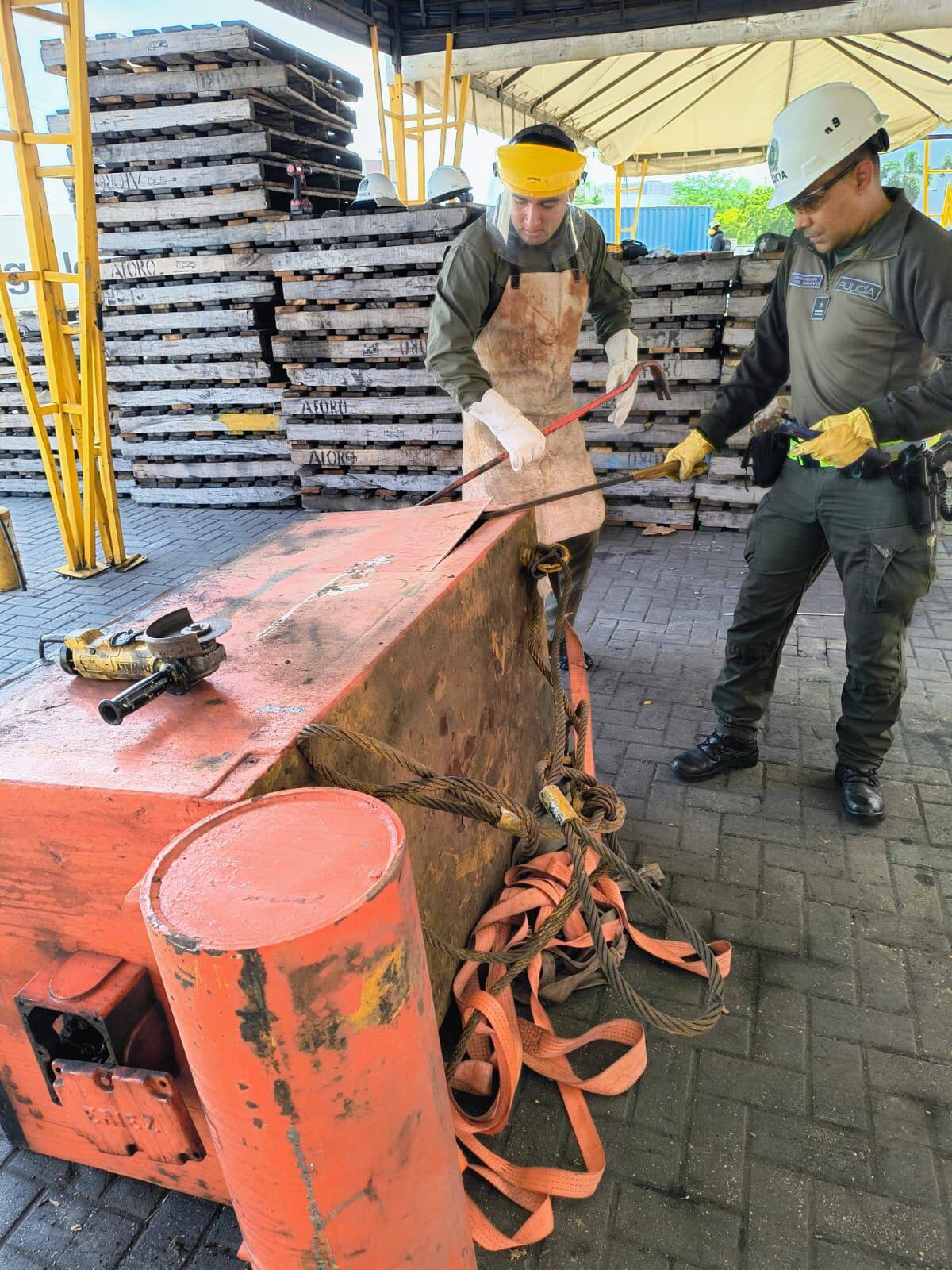 “Incautamos 1.015 kilos del alcaloide, ocultos en una máquina electromagnética, utilizada en minería para separar metales”, dijo la Policía.