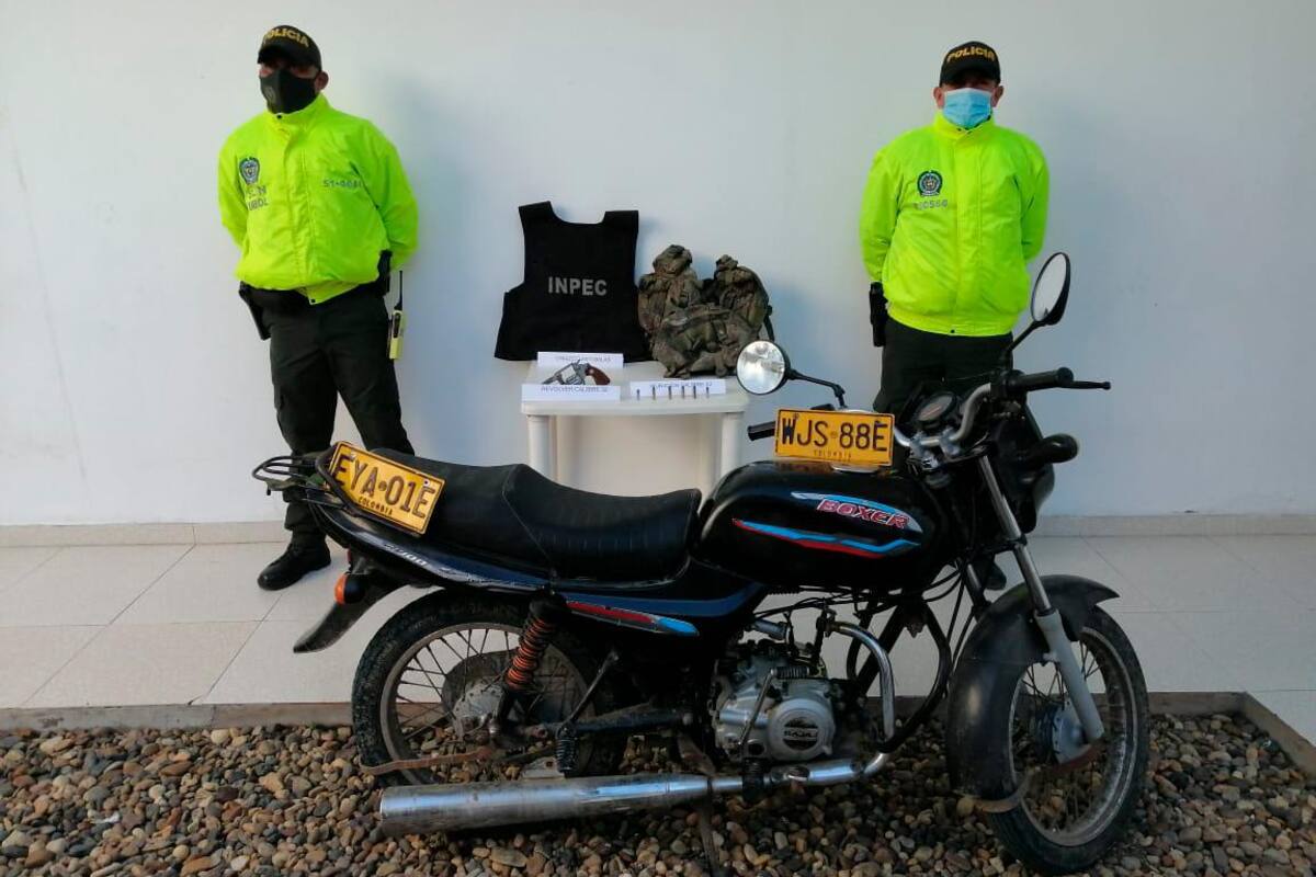 Cae adolescente con armas de fuego y prendas de las Fuerzas Militares