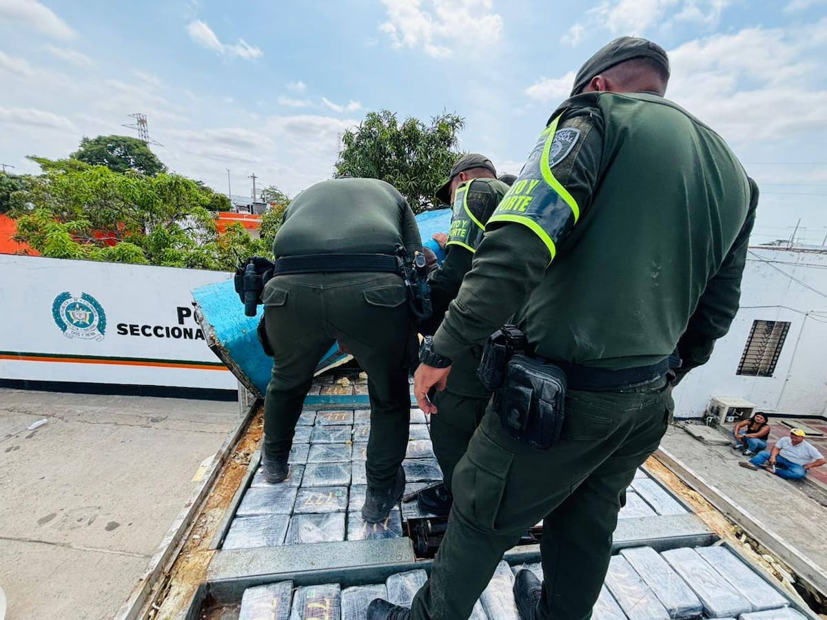 Incautan 259 kilos de cocaína ocultos en un furgón en vías de La Guajira.