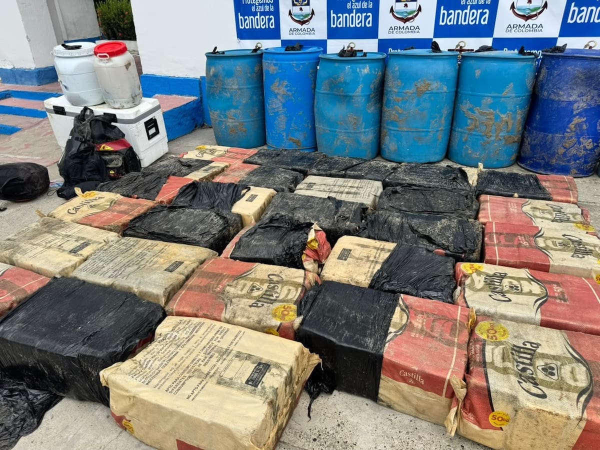 El cargamento de 865 kilos de cocaína fue hallado tras la persecución a una lancha. //FOTO: ARMADA DE COLOMBIA.