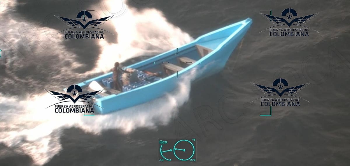Imagen captada durante el operativo en el que fueron interceptados y capturados los tres ocupantes de la embarcación en aguas del Caribe. // FOTO: ARMADA NACIONAL.
