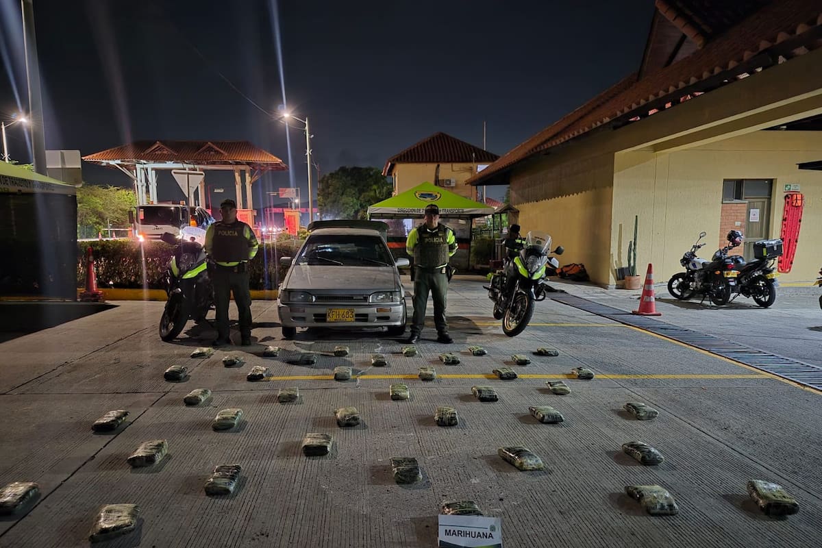 En la Vía al Mar: 2 hombres escaparon y abandonaron un carro con 42 kilos de droga