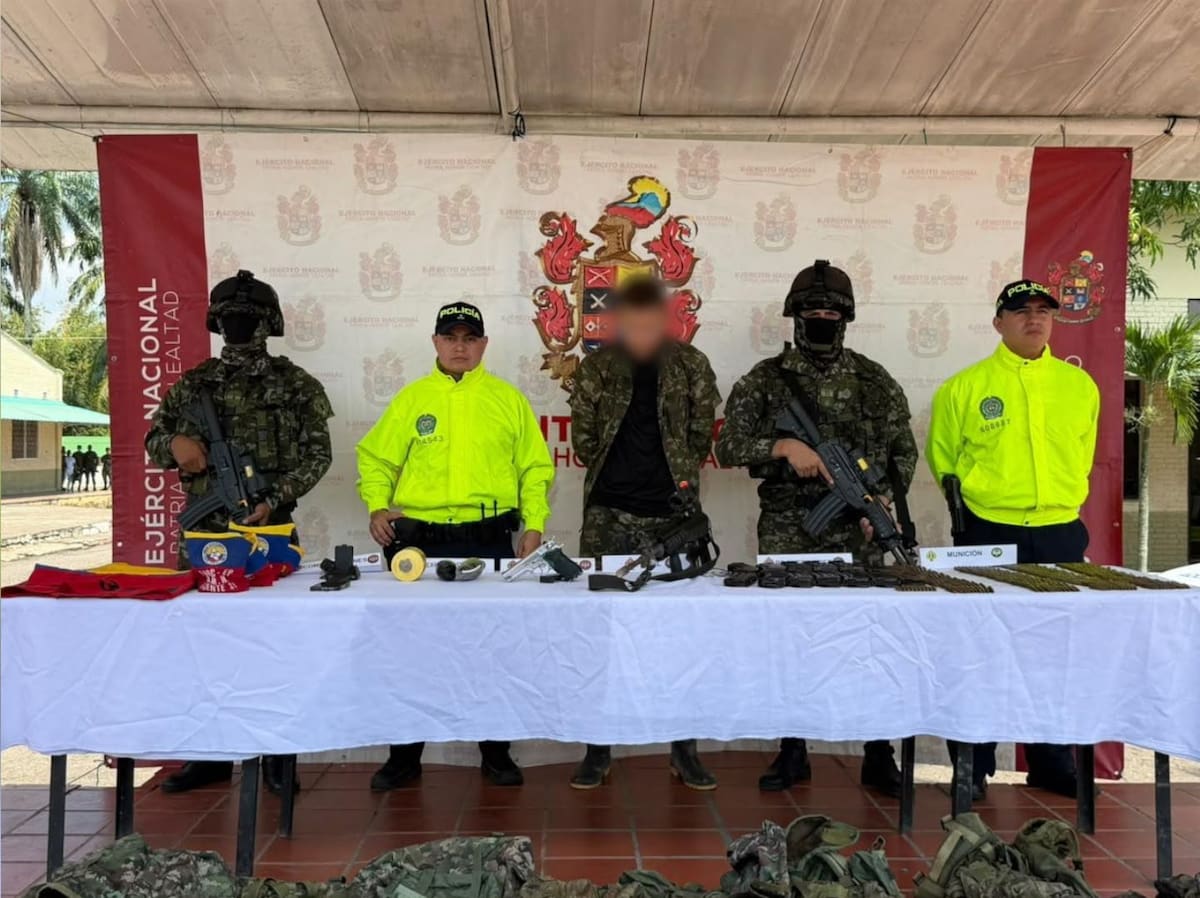 Incautan fusil, explosivos y 921 cartuchos en operativo contra las disidencias de las Farc.