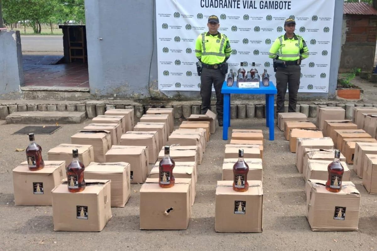 Incautan más de 400 botellas de licor adulterado en vía hacia Cartagena