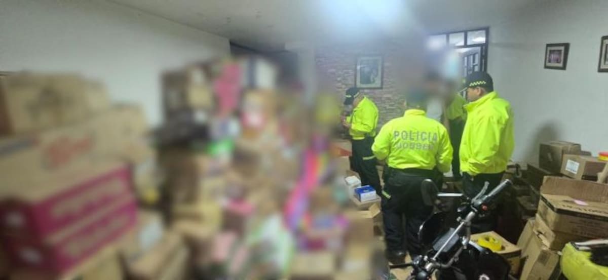 Durante el operativo, uniformados verificaron los fármacos hallados, que no cumplían con los requisitos legales para su comercialización. // FOTO: POLICÍA NACIONAL.