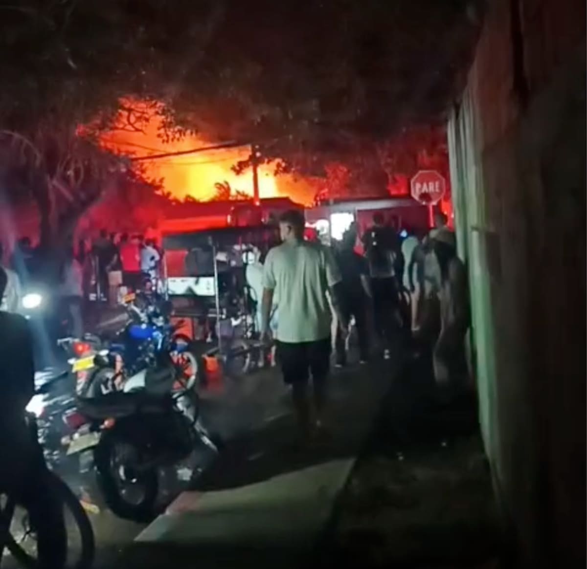 Voraz incendio consumió a dos restaurantes la noche del 7 de marzo en el barrio Las Flores de Barranquilla.//Cortesía Red de Cooperantes.