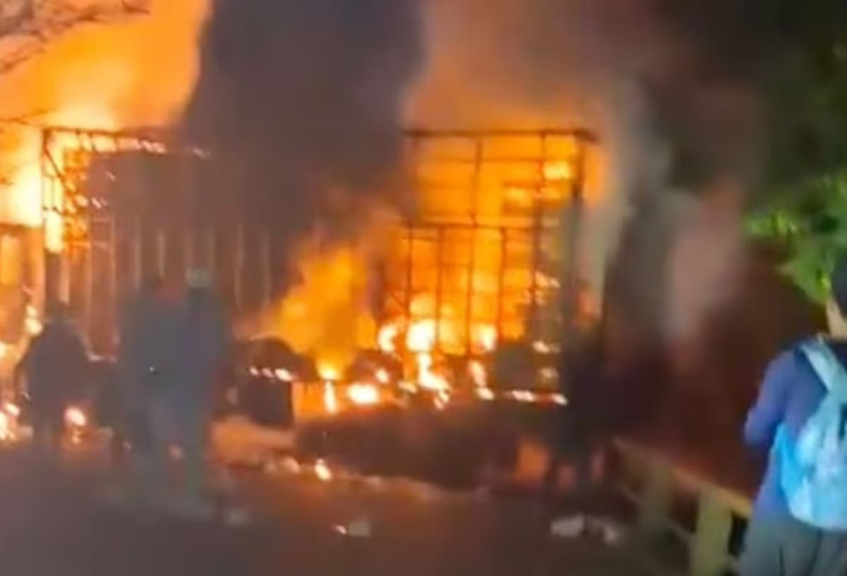 Incendian camión avícola en Jamundí. // Foto: captura de pantalla