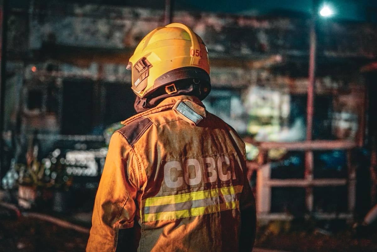 Incendio de gran magnitud afecta bodegas de reciclaje en Bella Vista. // Foto: Cortesía de Bomberos.