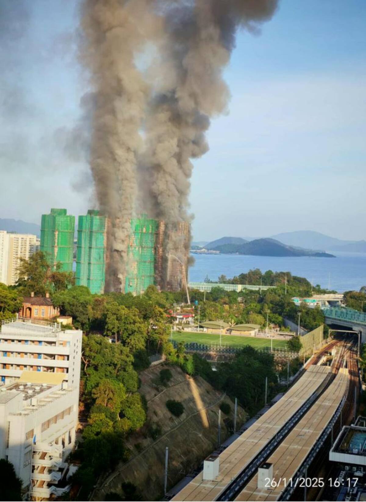 El fuerte incendio de gran magnitud que se registró en una urbanización del distrito de Tai Po, en el norte de Hong Kong, donde las llamas se propagaron por el andamiaje de bambú instalado en un bloque.// Foto: EFE- Facebook Zelle Prl.