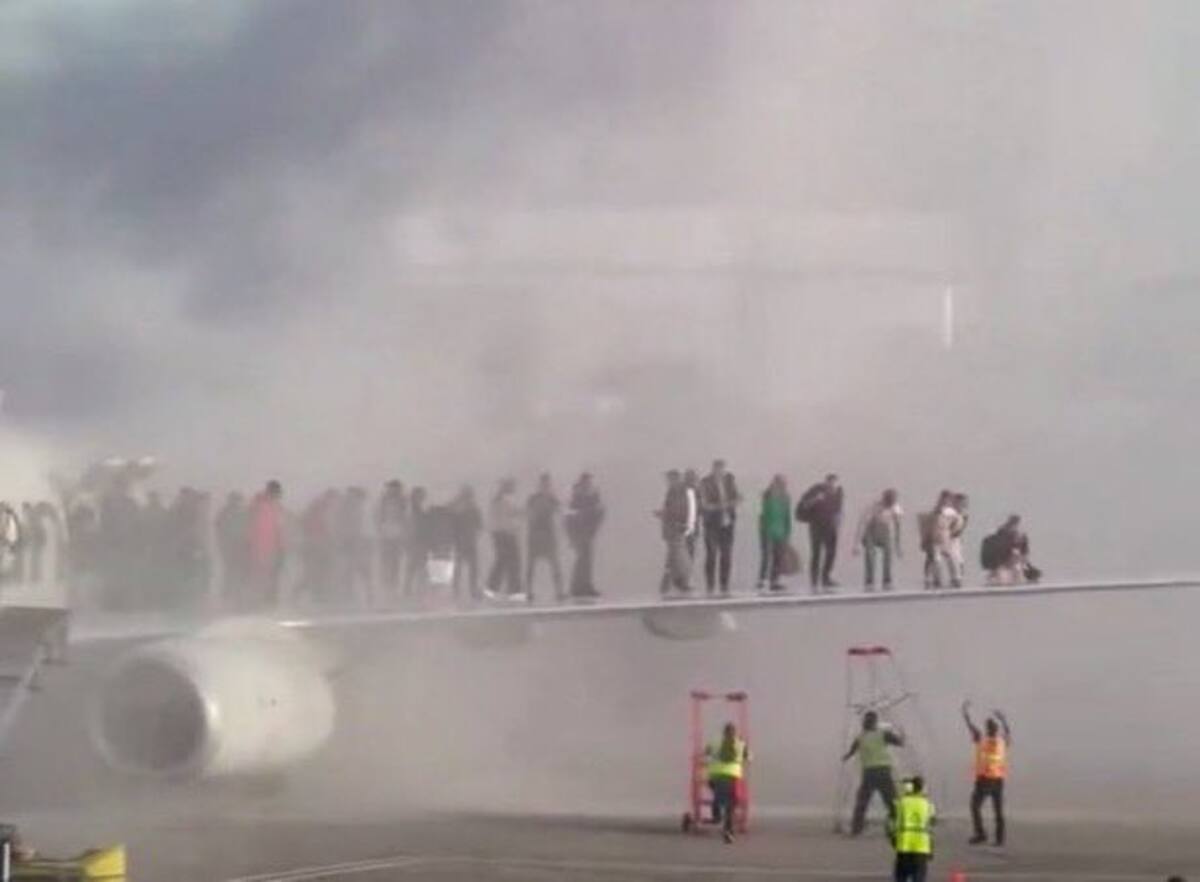 Pasajeros en una de las alas del avión incendiado en el Aeropuerto de Denver, Estados Unidos. // Captura de pantalla.