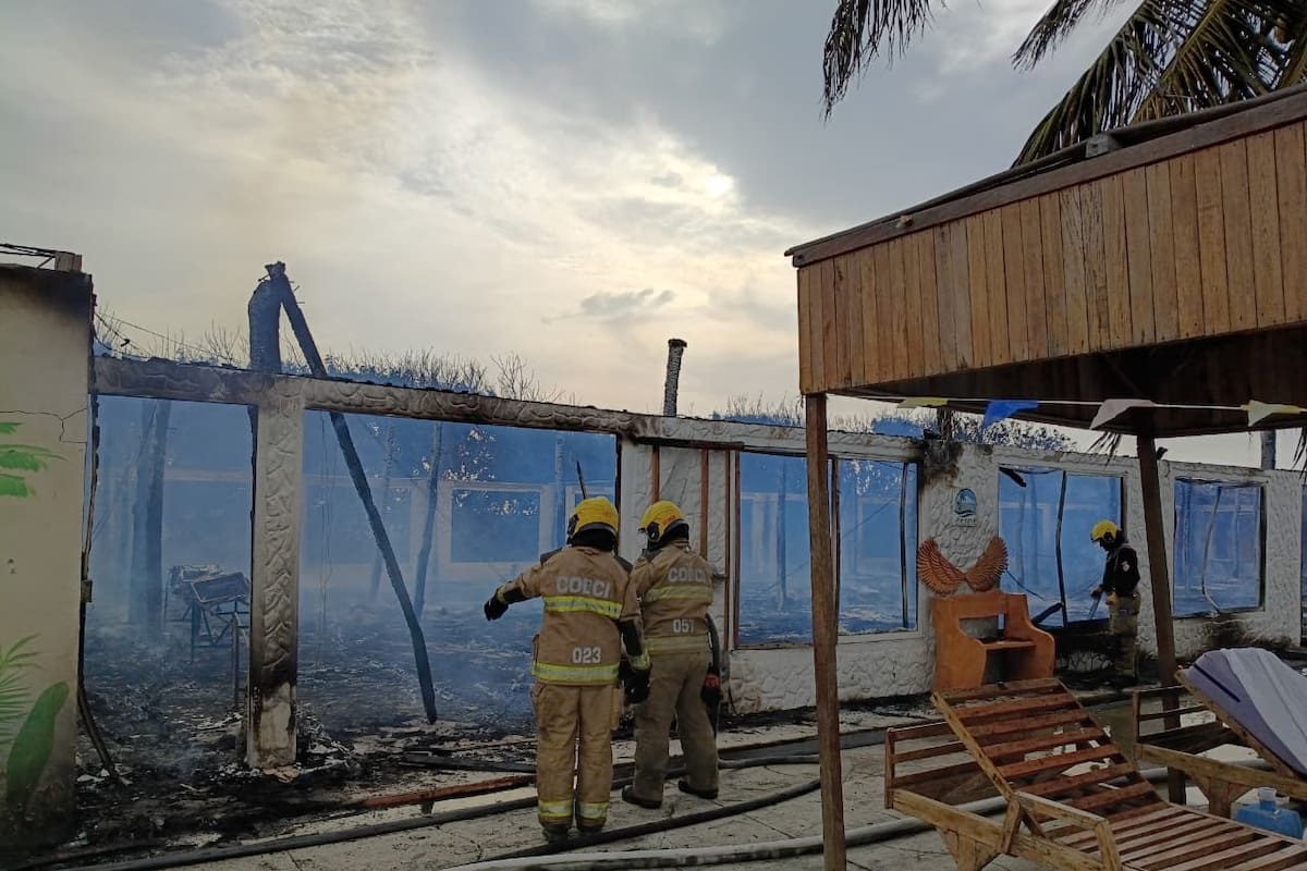 Video: Incendio destruyó dos kioscos de palma en la zona norte de Cartagena