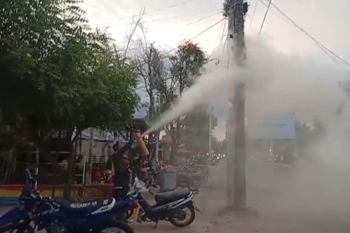 Incendio de poste de luz en Magangué causó pánico y policías lo controlaron