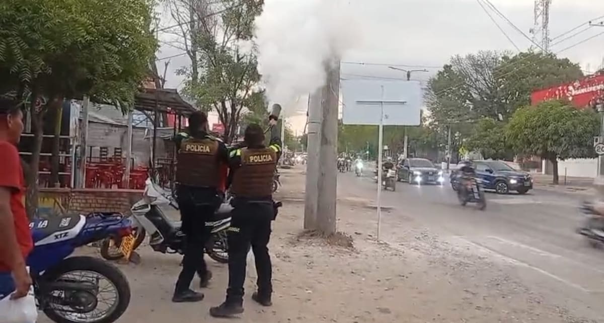 Momento en dos uniformados de la Policía sofocaban las llamas del incendio. //Foto Policía de Bolívar.