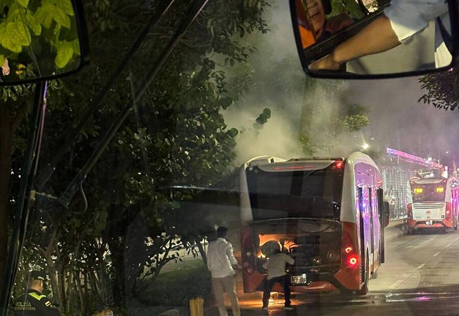 Transcaribe se pronuncia tras incendio de bus en estación del Pie de la Popa