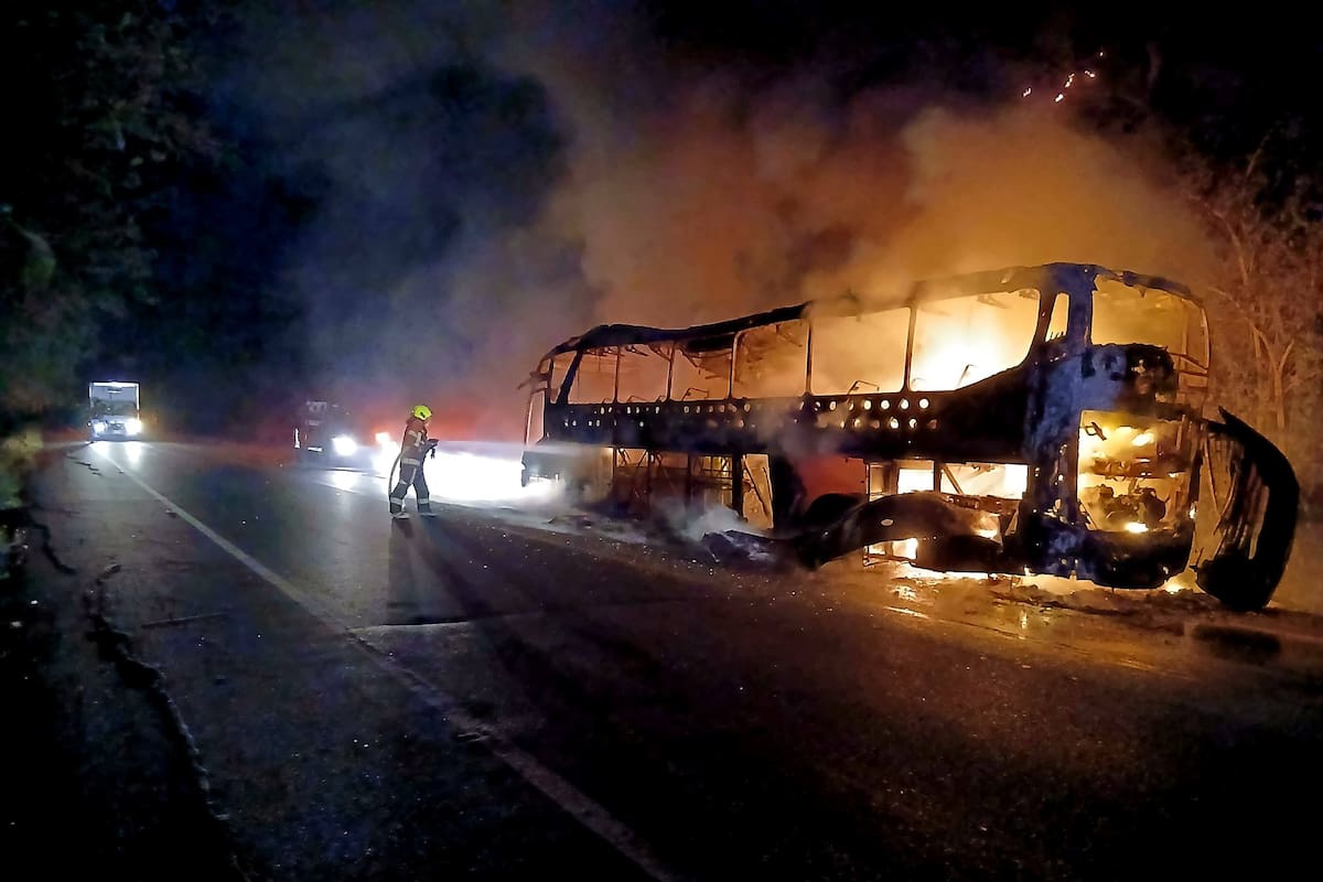 Video: bus interdepartamental se incendió en la vía Carreto-Calamar; destrucción total