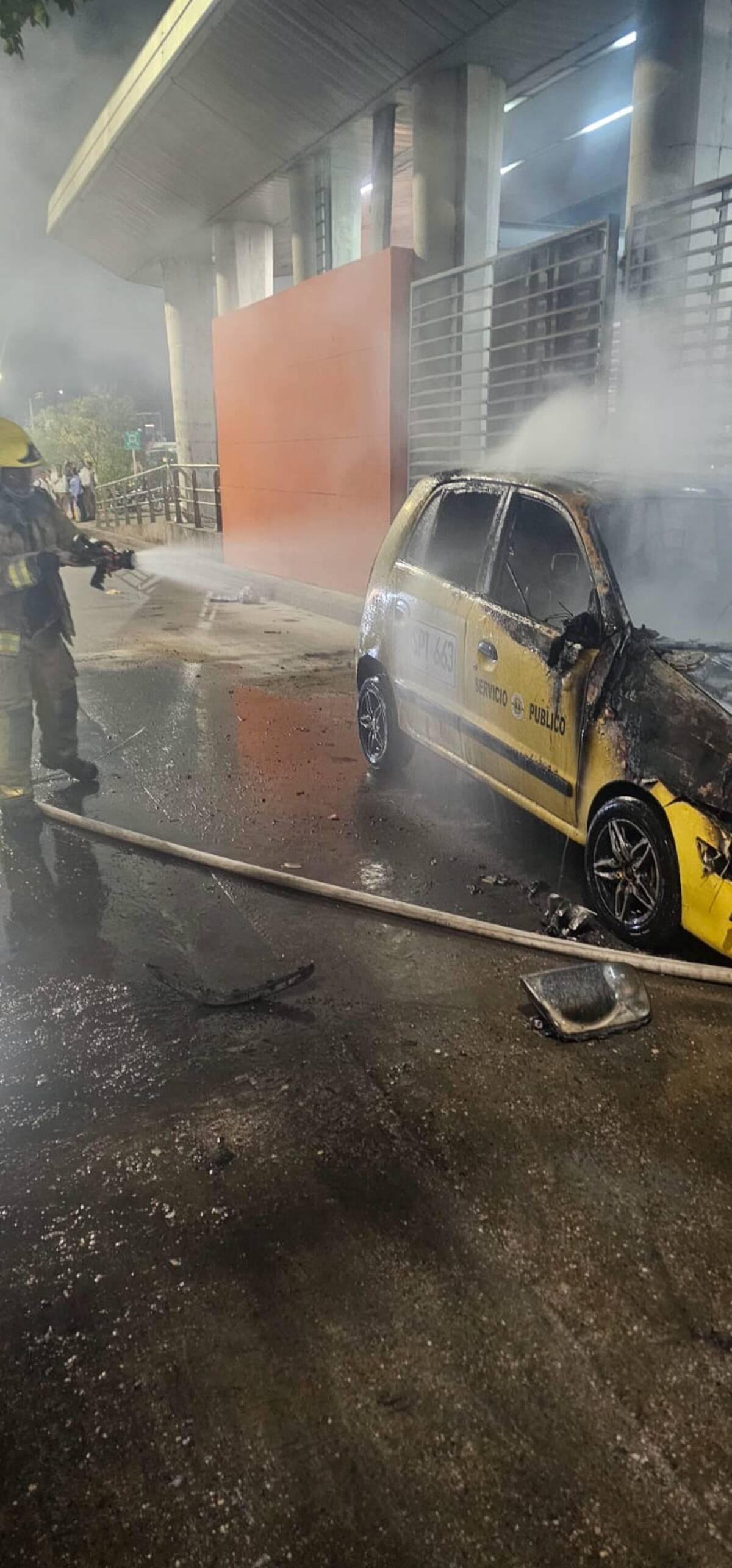 El Cuerpo de Bomberos amortiguaron las llamas del taxi. //Cortesía Cuerpo de Bomberos