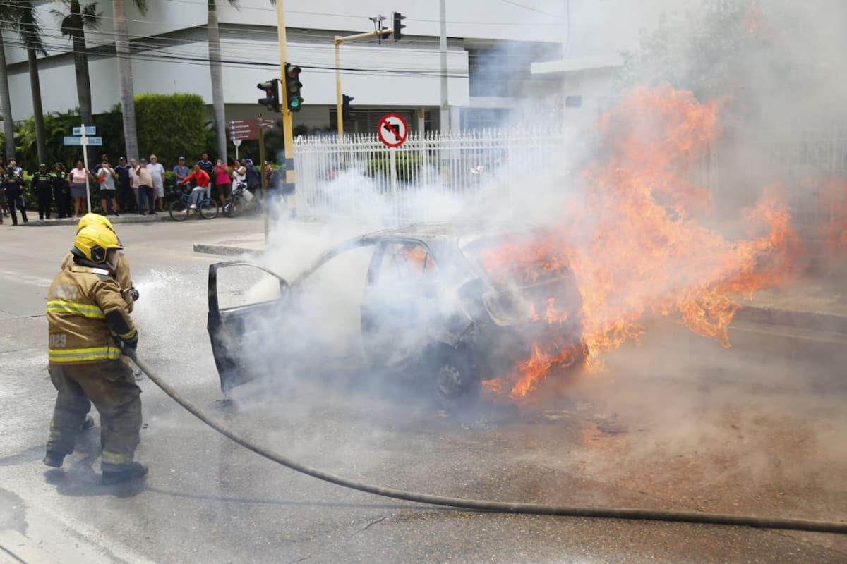Incendio de taxi en Manga. // Foto: Luis Herrán - El Universal