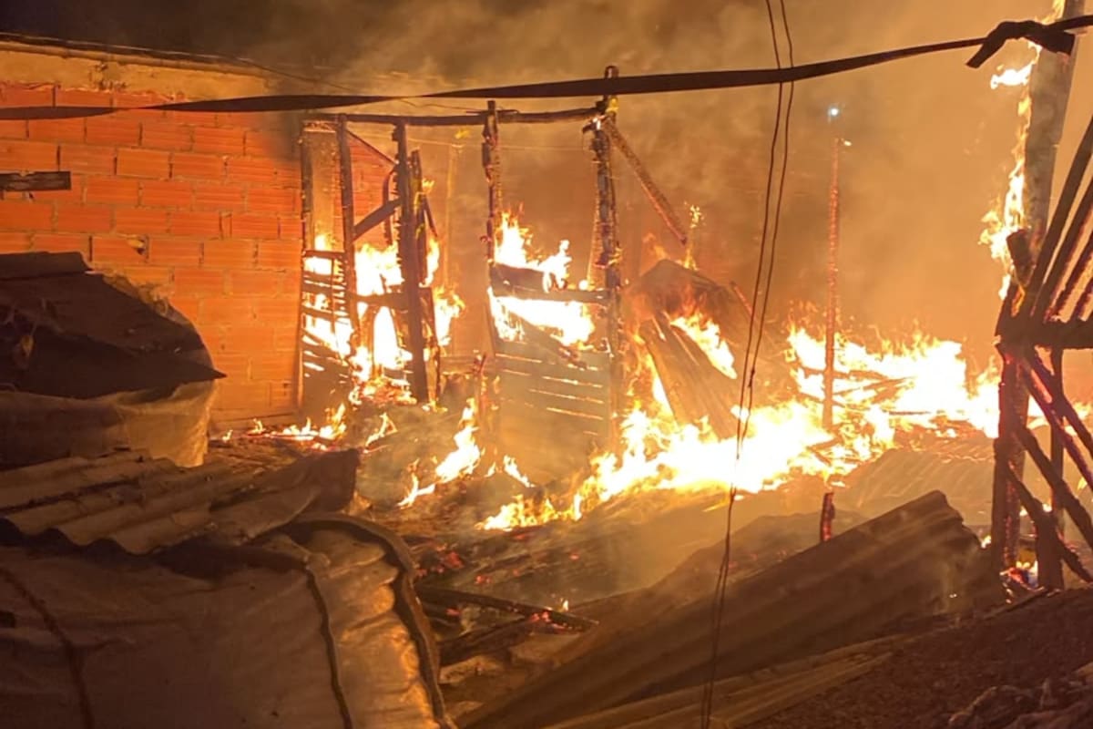 Video: pánico en Albornoz por incendio que arrasó con 3 viviendas; lo perdieron todo