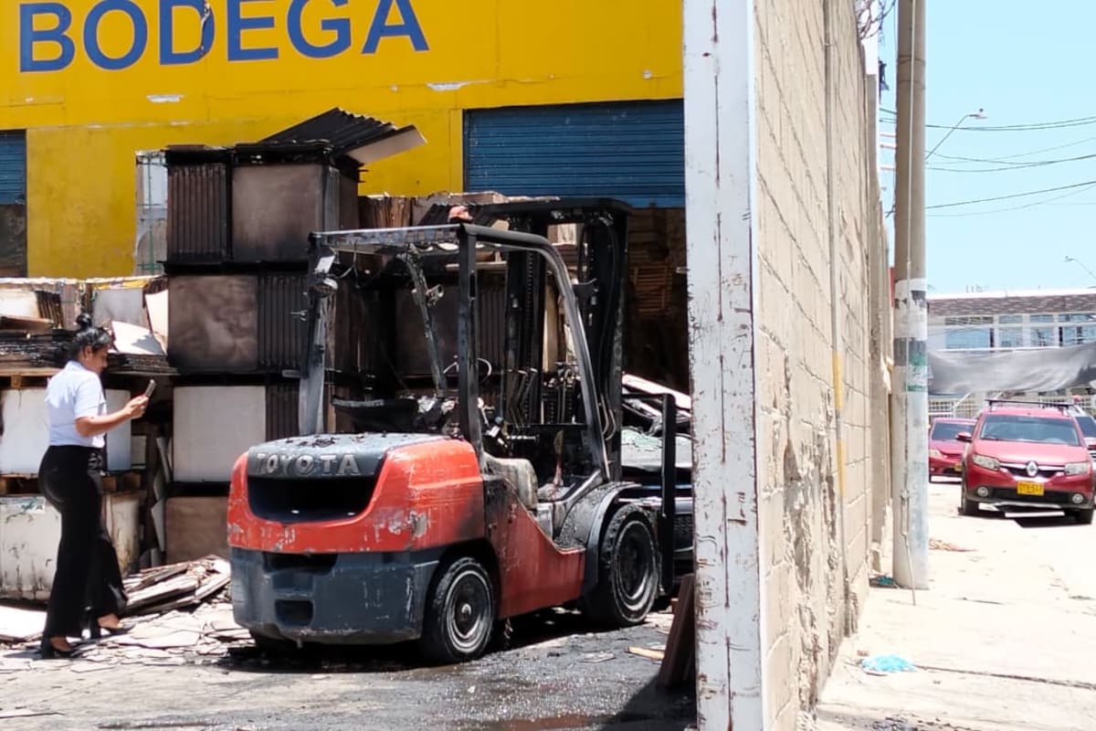 Video: incendio en bodega de cerámica en Alcibia afectó un montacargas