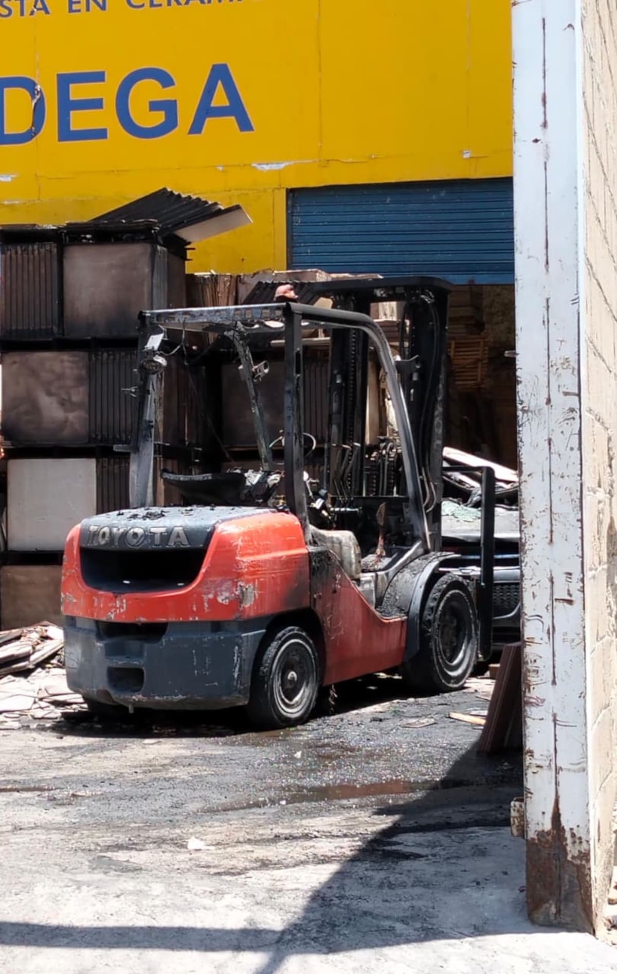 El incendio afectó un montacargas dentro de una bodega de cerámica en el barrio Alcibia, en Cartagena. // FOTO: EL UNIVERSAL