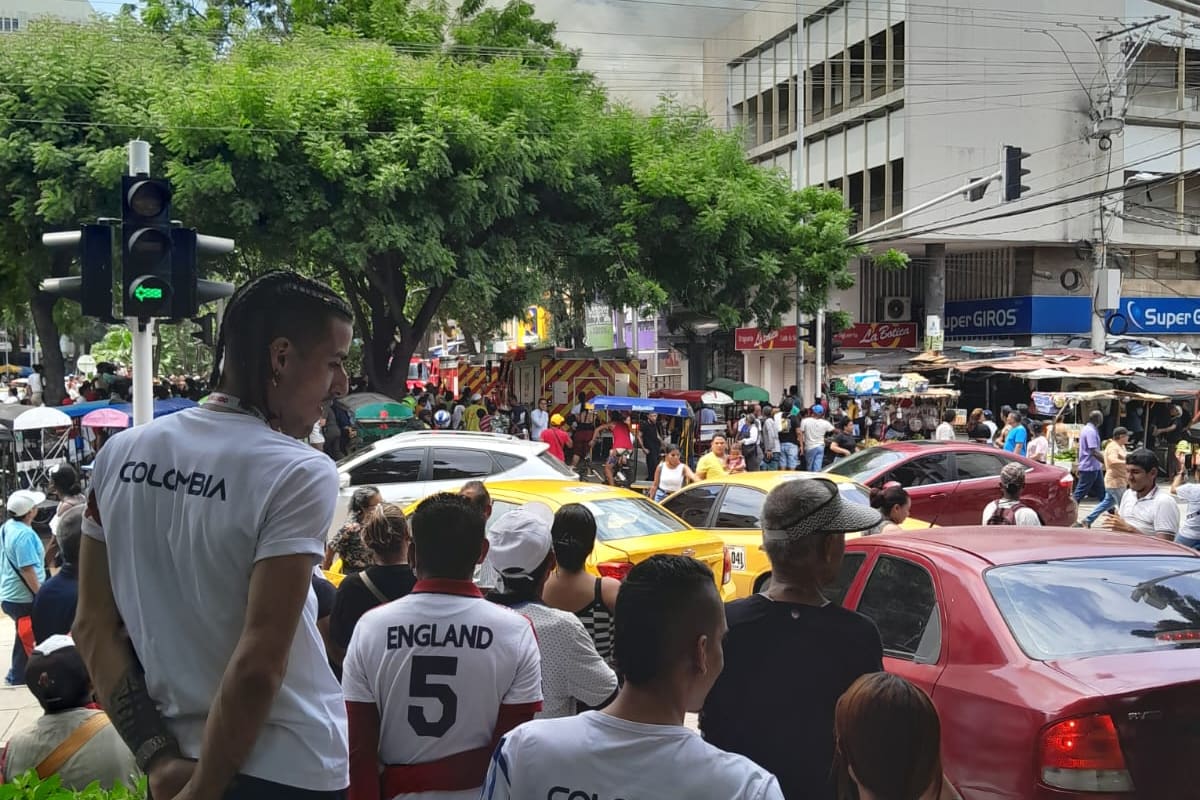 ¡Atención! Bomberos atienden voraz incendio en el Centro de Barranquilla