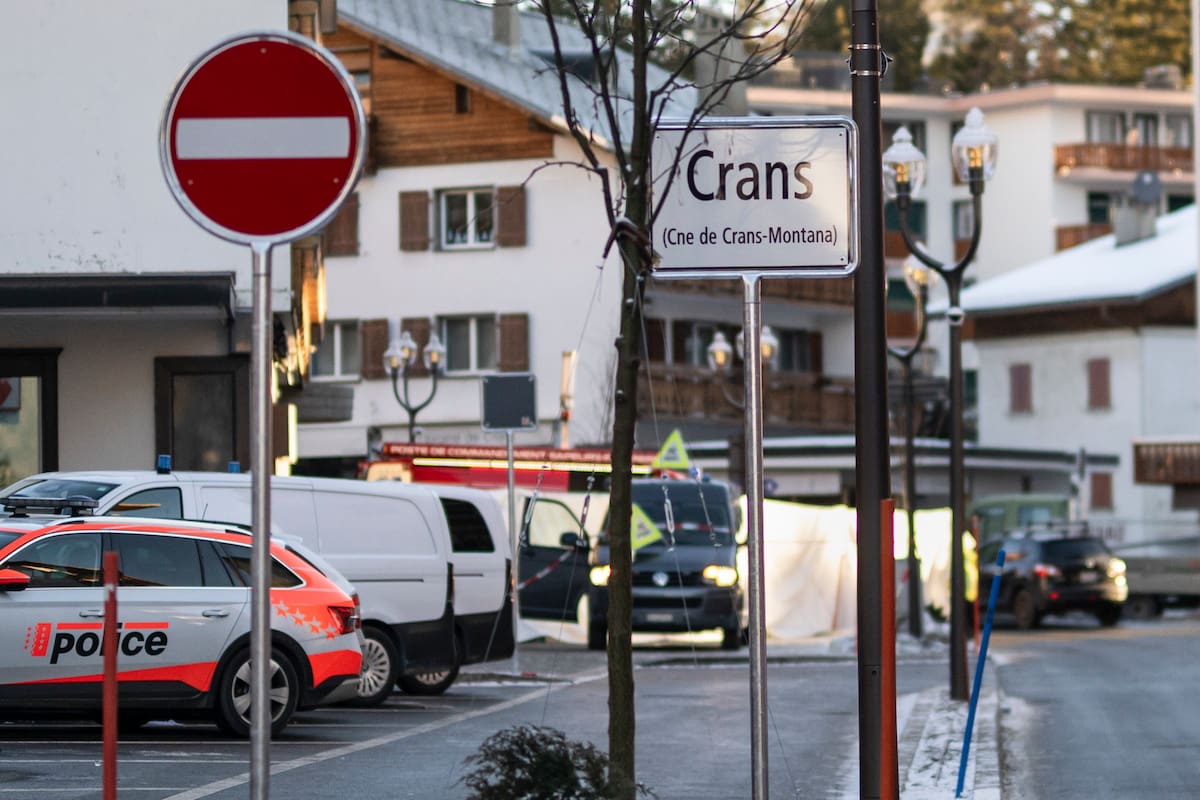 Agentes de policía se encuentran cerca del lugar donde se produjo un incendio en el bar y salón Le Constellation tras una explosión en las primeras horas de la Nochevieja, en Crans-Montana, Suiza, 01 de enero de 2026. // Foto: EFE/EPA/ALESSANDRO DELLA VALLE.