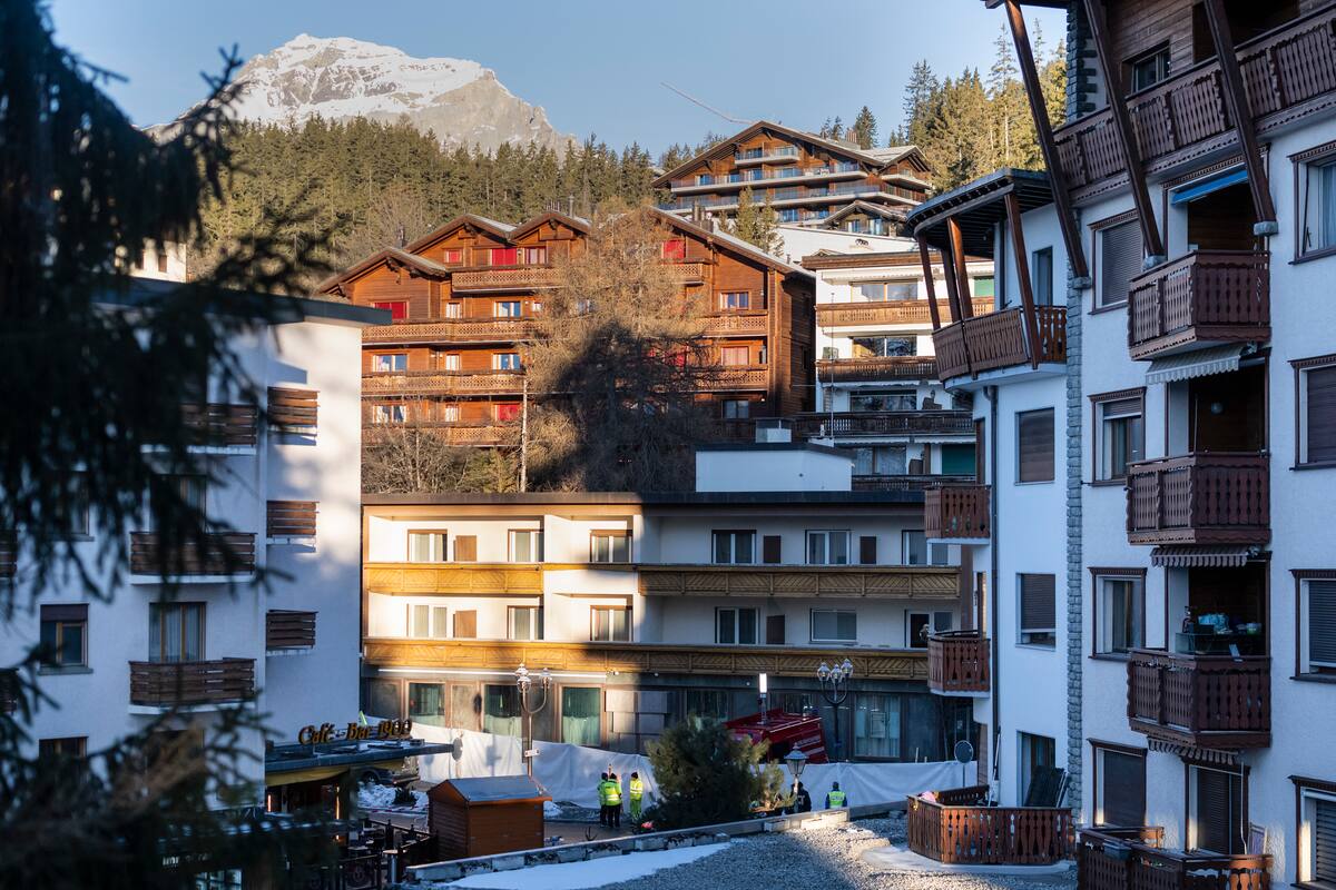 Agentes de policía se encuentran cerca del lugar donde se produjo un incendio en el bar y salón Le Constellation tras una explosión en las primeras horas de la Nochevieja, en Crans-Montana, Suiza, 01 de enero de 2026. // Foto: EFE/EPA/ALESSANDRO DELLA VALLE.