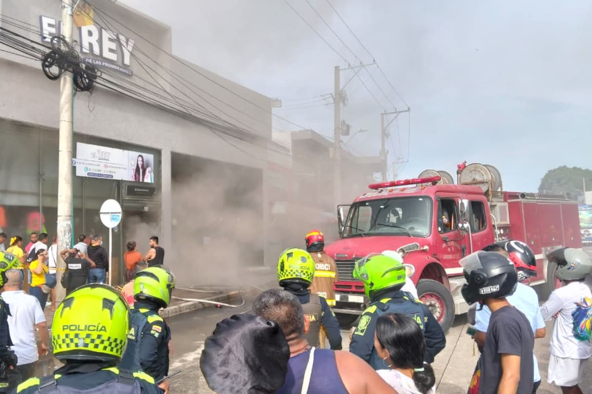 Video: fuerte incendio consume almacén de ropa en el Mercado de Bazurto