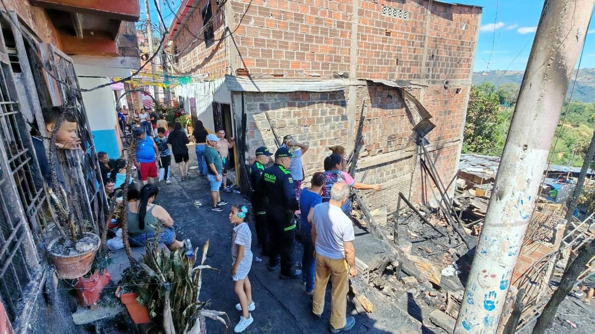 La Policía también llegó al sitio del trágico hecho. //Foto: Vanguardia