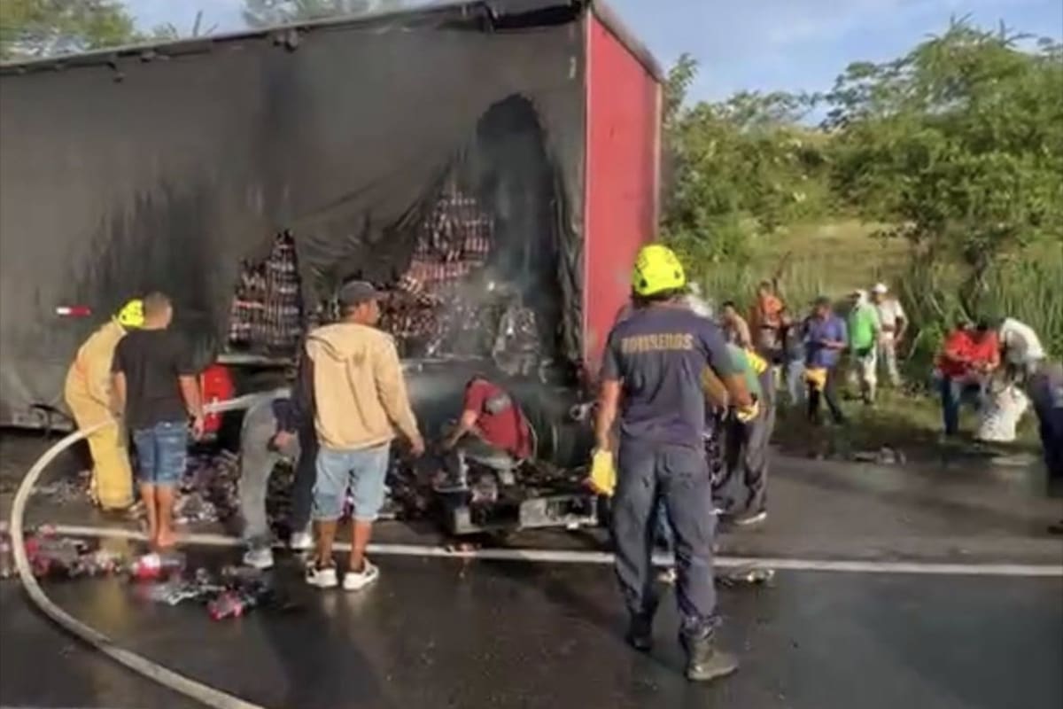 ¡Fuerte susto! Camión que transportaba Coca-Cola se incendió en la Troncal de Occidente