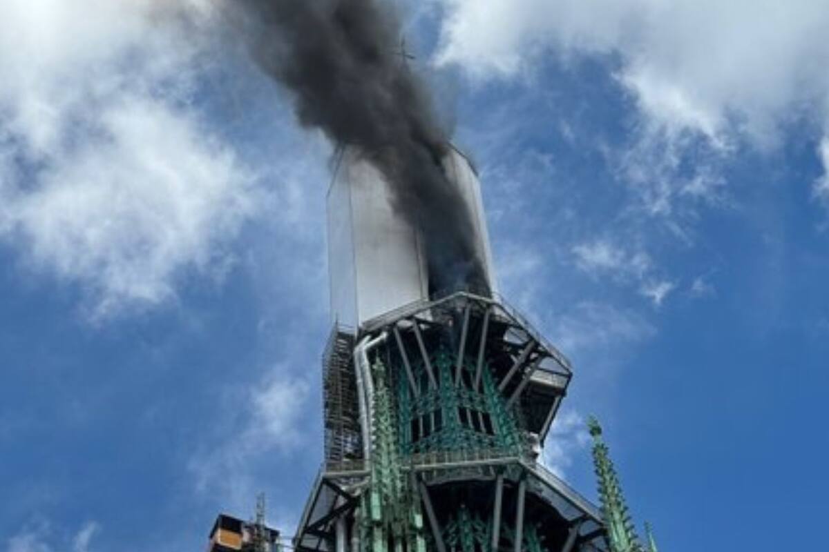 Video: controlan incendio en la aguja de la catedral de Ruán, Francia