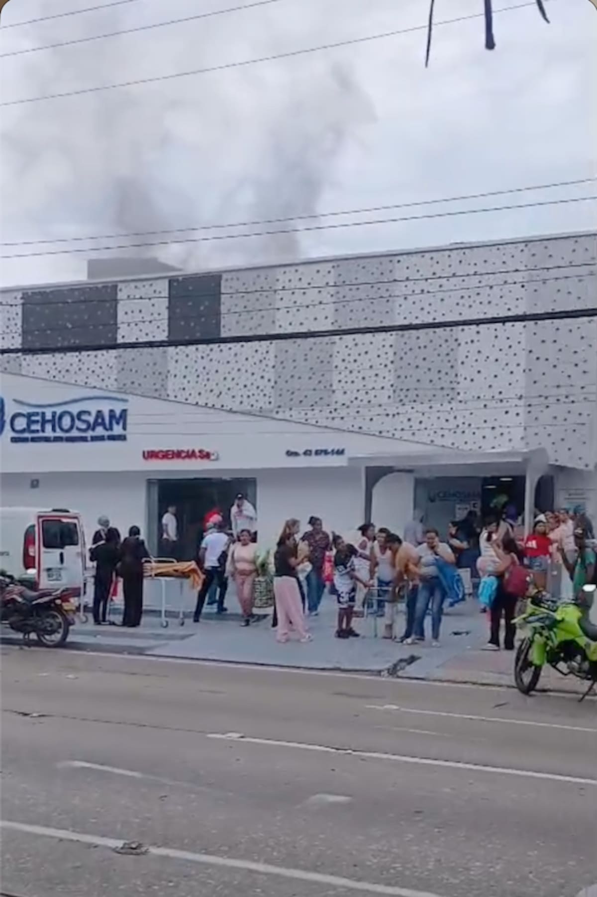 Cuerpo de Bomberos, Defensa Civil, Policía Nacional y personal de apoyo del Distrito acudieron a la emergencia que se presentó este domingo en la Clínica Santa Mónica de Barranquilla.//Cortesía Red de Cooperantes.