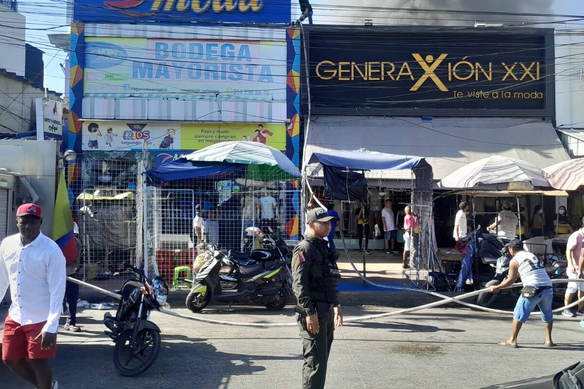 Bomberos controlaron fuerte incendio en el Mercado de Bazurto: 4 locales afectados