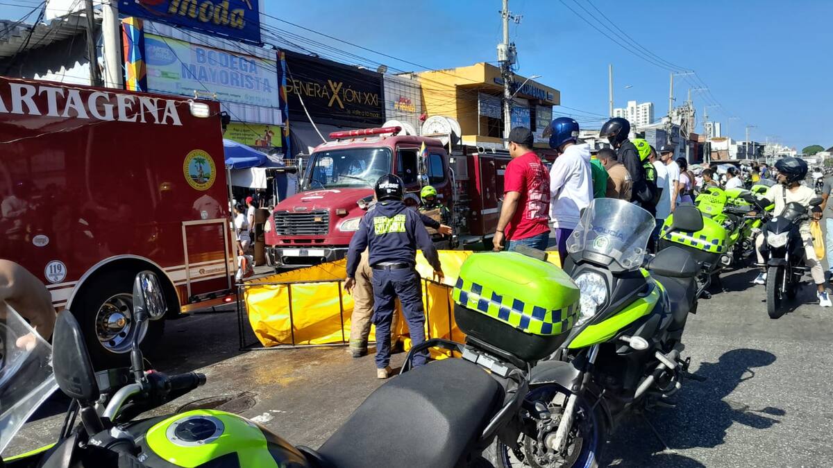 Un incendio consume una bodega en el Mercado de Bazurto. //JULIO CASTAÑO BELTRÁN//EL UNIVERSAL.