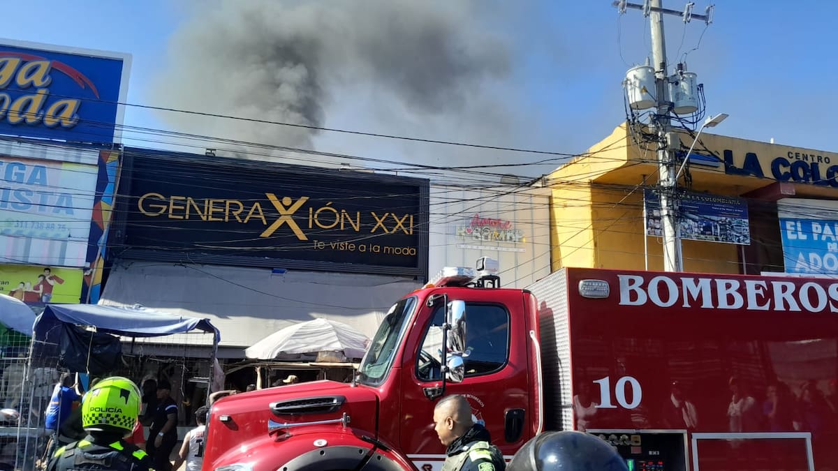 Un incendio de grandes proporciones ocurre a este hora de la mañana, jueves 25 de diciembre, en una bodega del Mercado de Bazurto. //FOTO JULIO CASTAÑO BELTRÁN//EL UNIVERSAL.