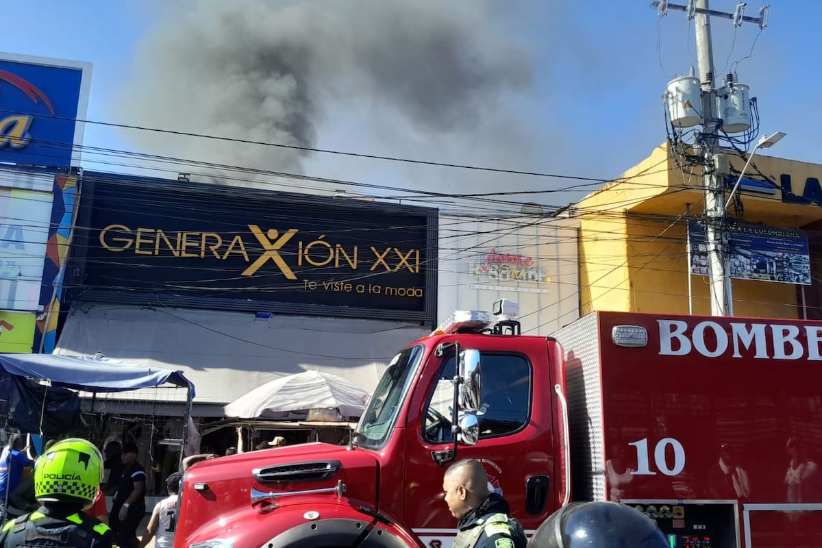 Video: fuerte incendio consume una bodega de ropa en pleno Mercado de Bazurto