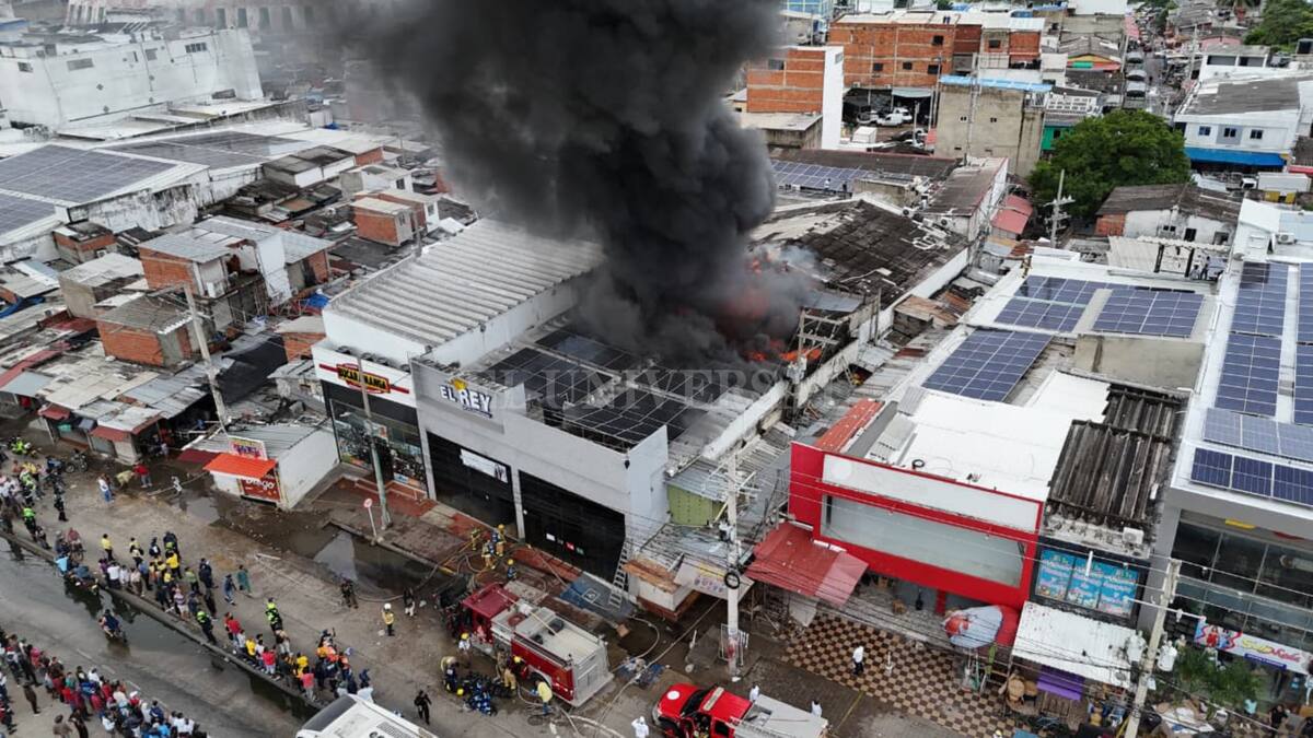 Así se el incendio desde el aire. //Foto: Jorge Diaz - dron El Universal
