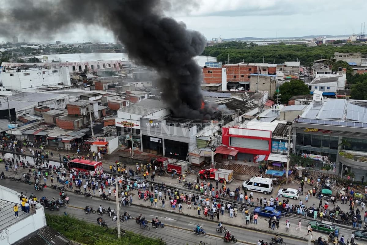 Así controlaron incendio en almacén de ropa en Bazurto: tardaron 4 horas