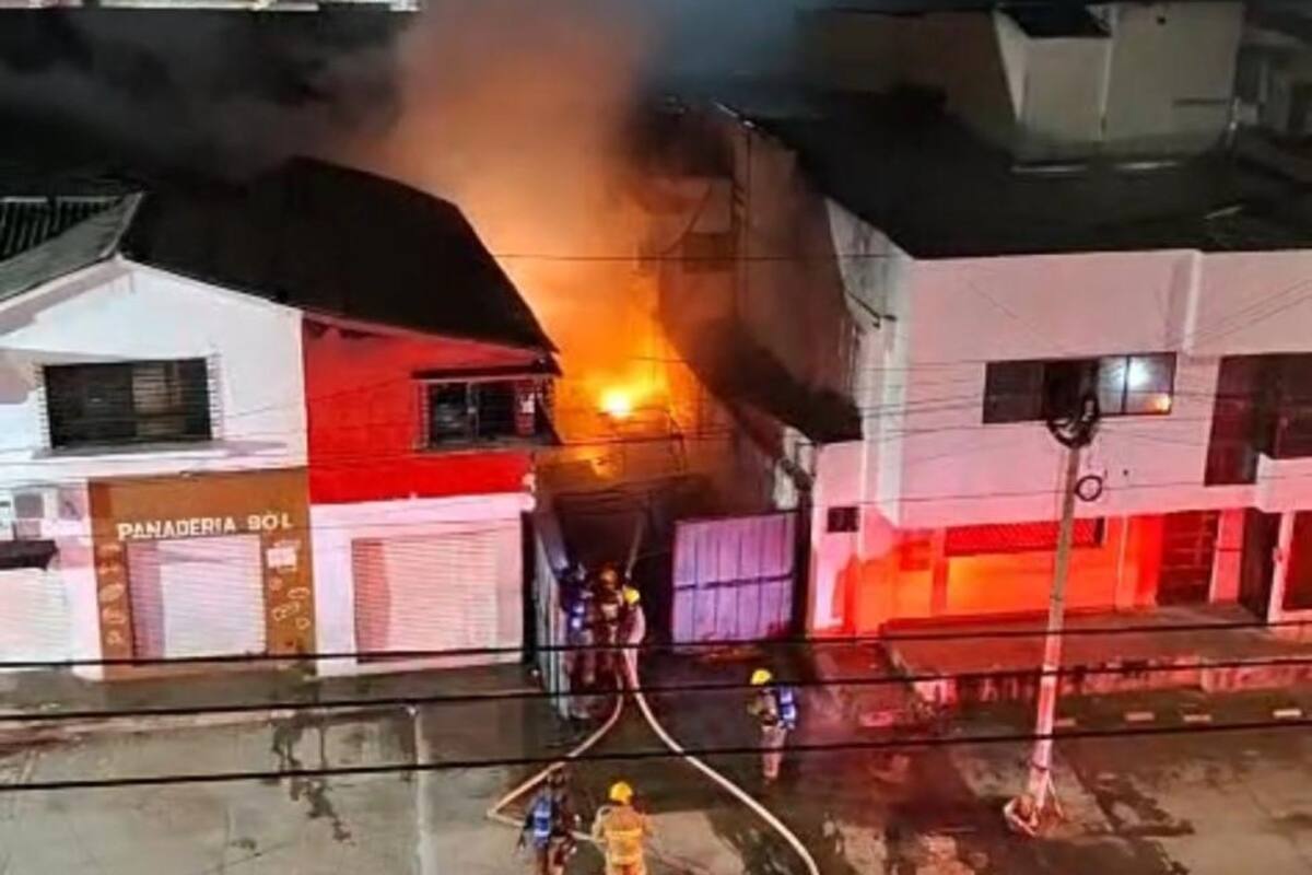 Video: fuerte incendio destruyó almacén de motos en el Pie de La Popa