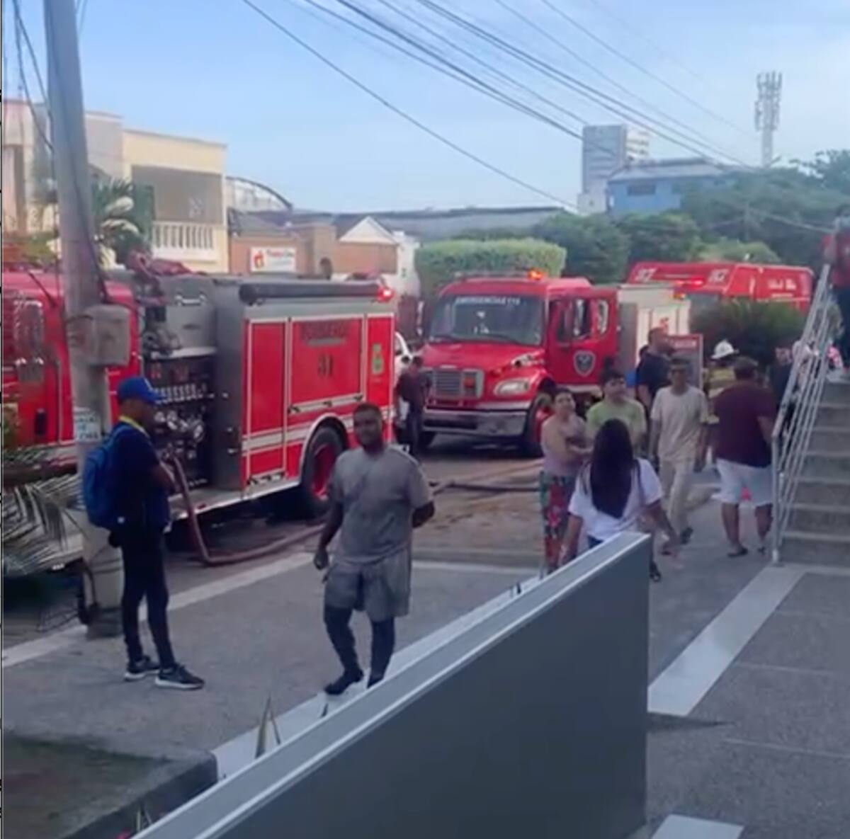 En el conjunto residencial Flores del Recreo se vieron afectadas 62 personas por el incendio de dos torres.//Cortesía Alcaldía de Barranquilla.