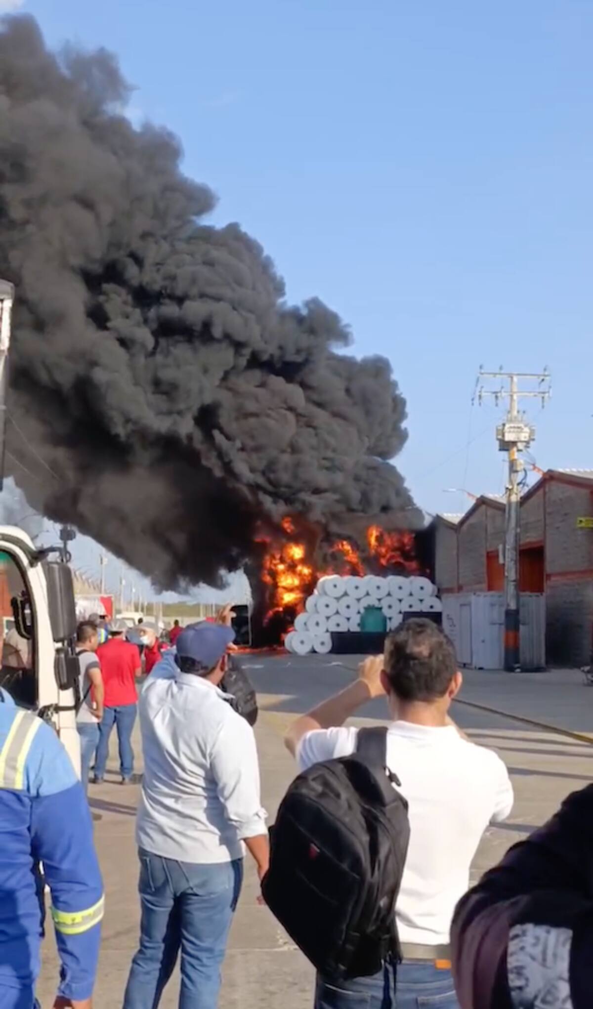 Muchos curiosos estuvieron presentes durante el incendio que se presentado este martes en una fábrica de Galapa¿, Atlántico..//Cortesía Red de Cooperantes.