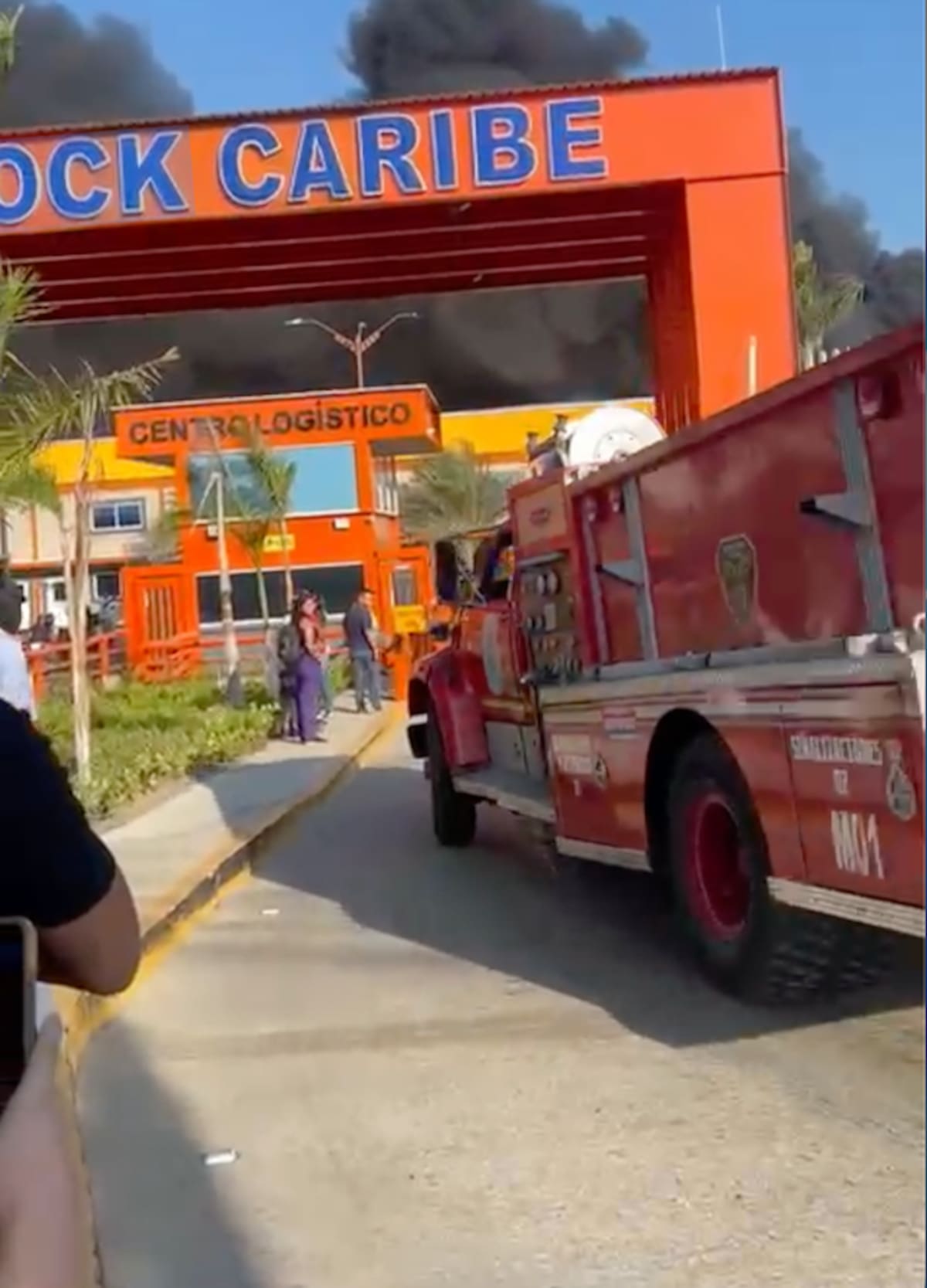 La oportuna intervención del Cuerpo de Bomberos impidió que las llamas pasaran al interior de la fábrica.//Cortesía Red de Cooperantes.