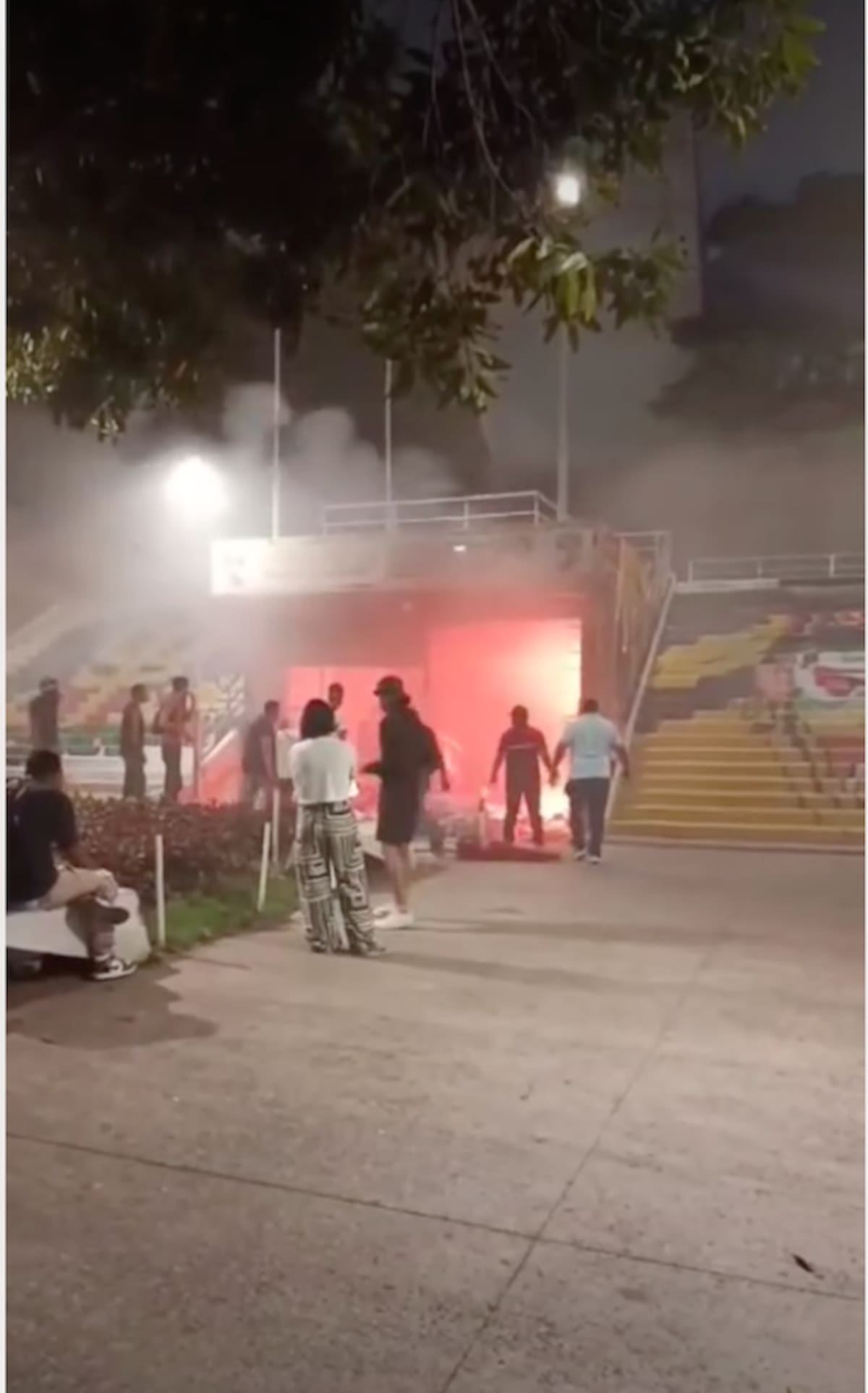 La Galería Artesanal y Comercial 72 incendia al norte de Barranquilla, están ubicadas debajo de una de las gradas del estadio Romelio Martínez.//Cortesía Red de Cooperantes.