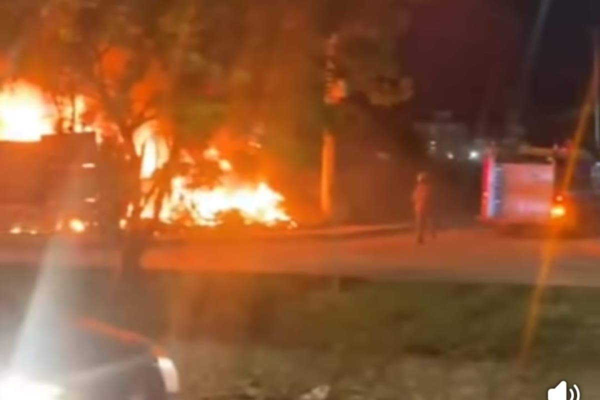 Video: pánico por incendio que arrasó con una empresa de reciclaje en La Carolina