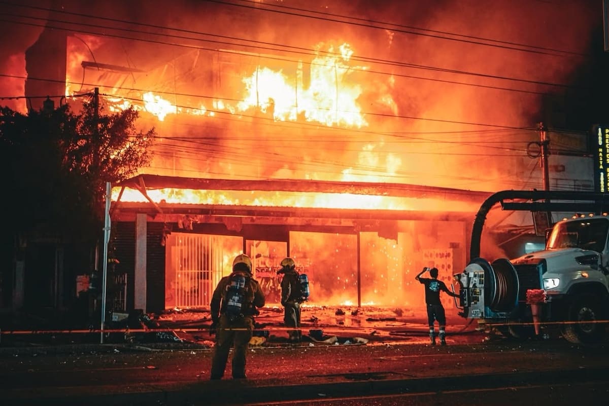 Los bomberos continúan trabajando sin descanso para controlar la emergencia en el barrio La Concepción, frente al Centro Comercial La Plazuela. //FOTO CUERPO DE BOMBEROS DE CARTAGENA.