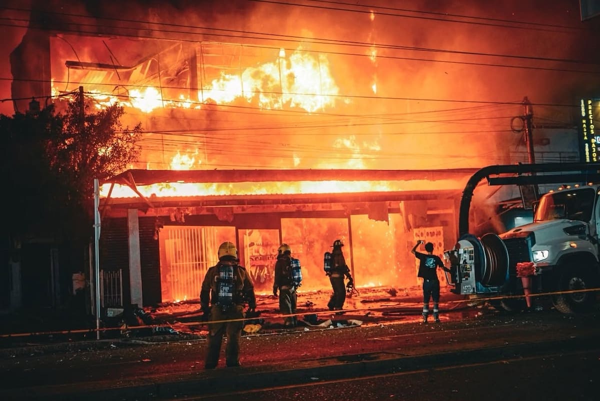 Cuatro máquinas y más de 15 unidades del Cuerpo Oficial de Bomberos trabajan para controlar las llamas en el barrio La Concepción, en Cartagena. // FOTO CORTESÍA DEL CUERPO DE BOMBEROS DE CARTAGENA DE INDIAS.