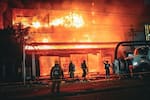 Fuerte incendio arrasó con 3 almacenes frente al Centro Comercial La Plazuela: el fuego persiste